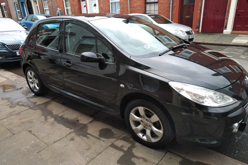 Illustration for article titled Colleague's Peugeot 307 clean.